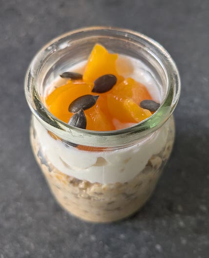 “Peaches & cream” overnight oats