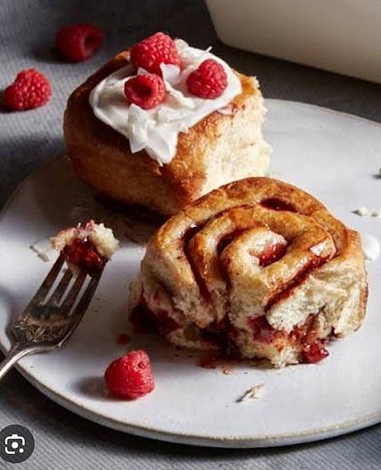 Raspberry cinnamon buns😉