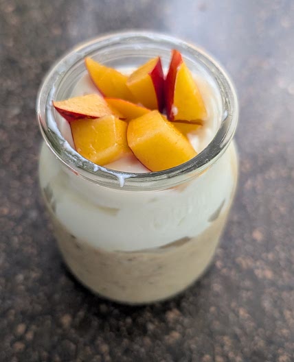 “Peaches & cream” overnight oats