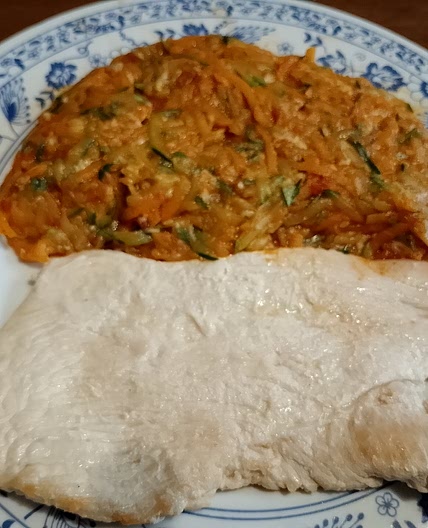 Escalope de poulet, courgettes et carottes à la sauce provencale