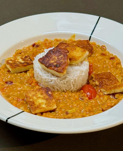Red lentil curry with Halloumi
