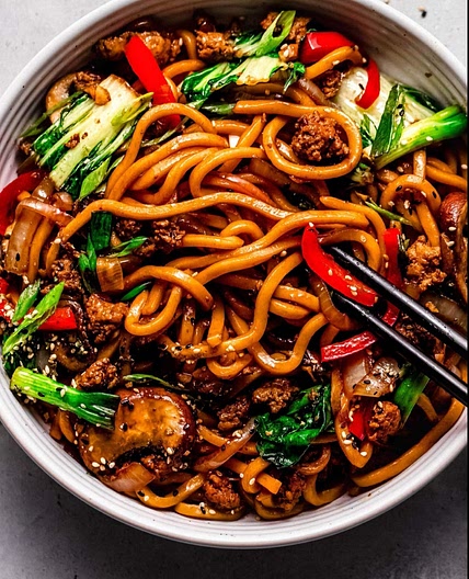 Udon-Pfanne mit Gochujang-Erdnuss-Kokos-Soße