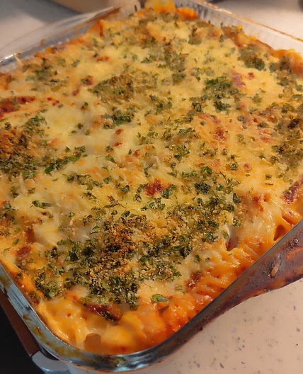 Pasta al forno gratinada con pollo y sobrasada