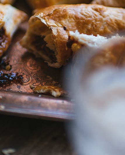 Chaussons à la Caramilk, fleur de sel et poires caramélisées