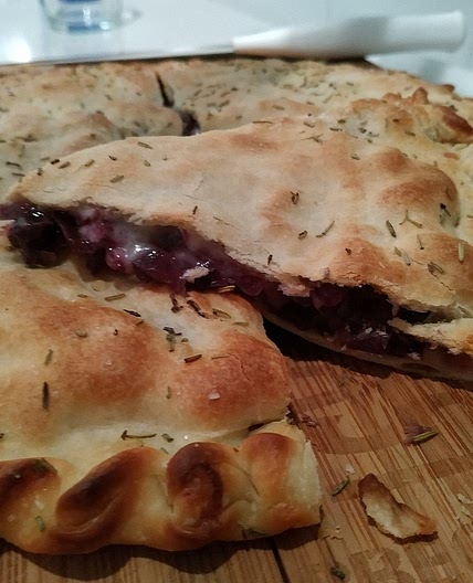 Focaccia de lombarda y provolone