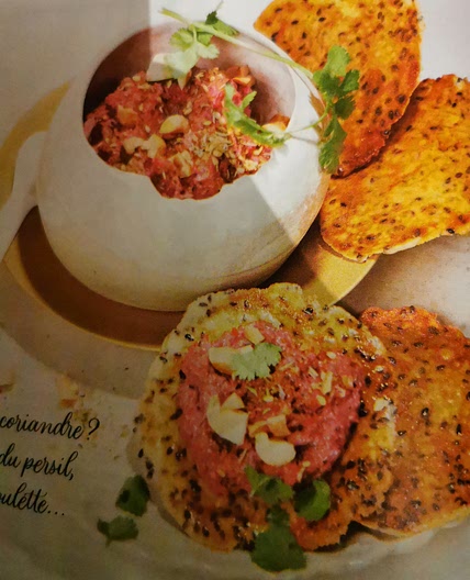 Houmous de betterave au tahini, crackers au sésame noir