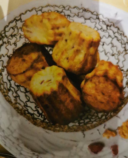 Cannelés à la truite fumée, noix et cramberries séchées