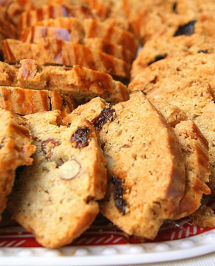 Moroccan Fekkas with Almonds and Raisins - Fekkas Msseoues