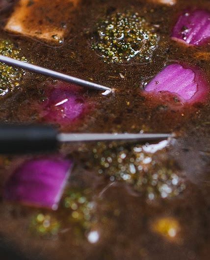 Bouillon pour fondue classique à la bière et au vin rouge