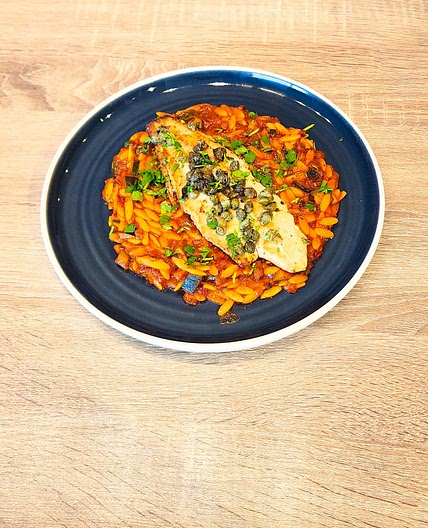 Filet de pangasius au beurre de câpres, orzo tomaté
