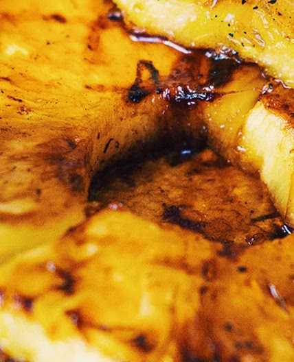 Ananas grillés avec rhum et sirop d’érable