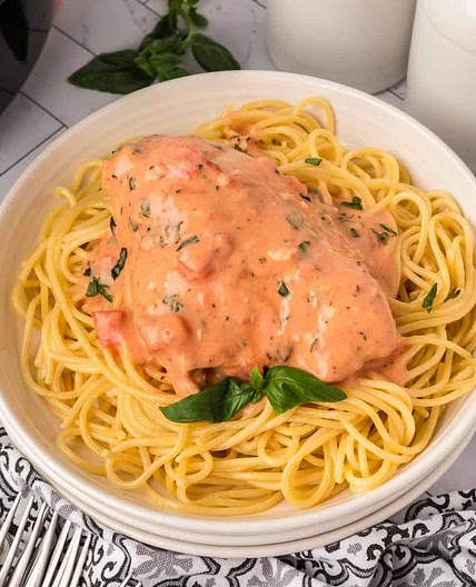 Slow cooker tomato basil chicken