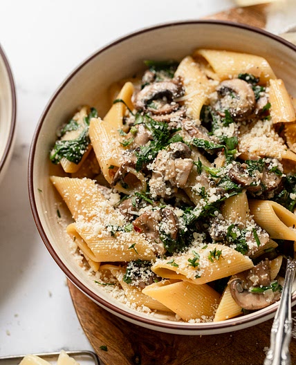 30-Minute Spinach and Mushroom Pasta in a Light Cream Sauce