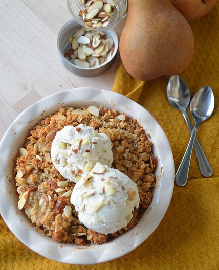Pear crumble with currants, almond flour and roasted almond flakes (mix van 2 recepten door AI op mijn aanwijzingen)