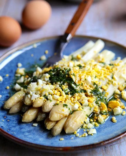 Asperges et sauce aux œufs