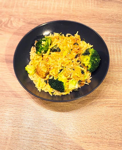 Boulettes de poulet crémeuses avec orzo et brocoli