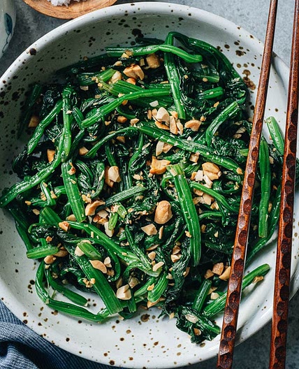 Chinese Spinach Salad with Peanuts (老醋菠菜花生)