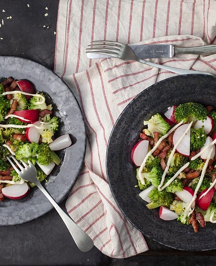 keto Varm broccolisalat med bacon og solsikkekerner