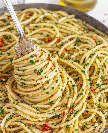 Spaghetti Aglio e Olio (Easy Garlic Olive Oil Pasta)
