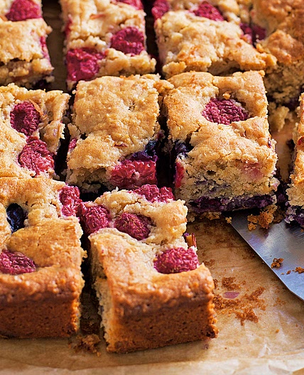 Apple, berry and yogurt traybake