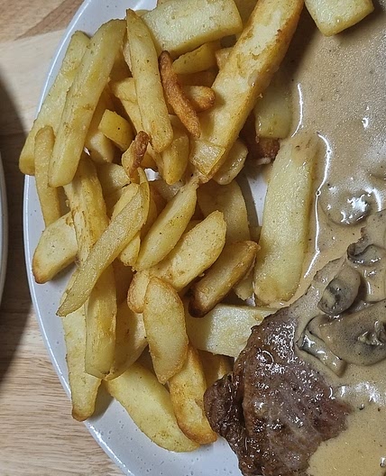 Steak, chips and Mushroom sauce