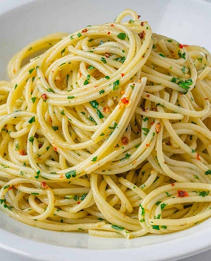 Spaghetti con aglio, olio e peperoncino