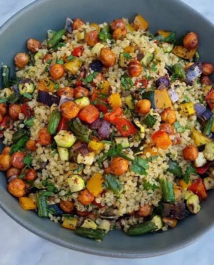 Quinoa con garbanzos y verduras asadas