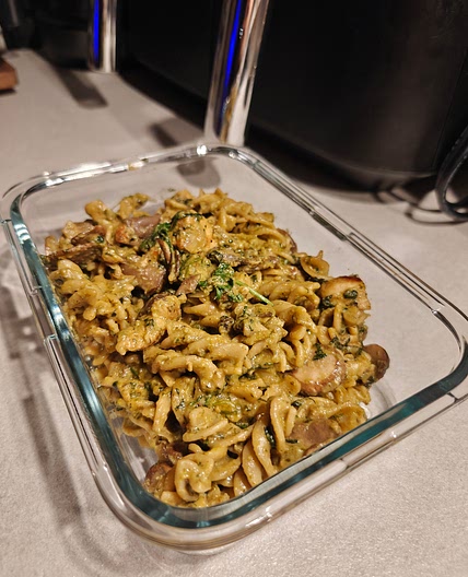 Healthy pasta pesto with chicken, mushrooms and spinach/zuchinni