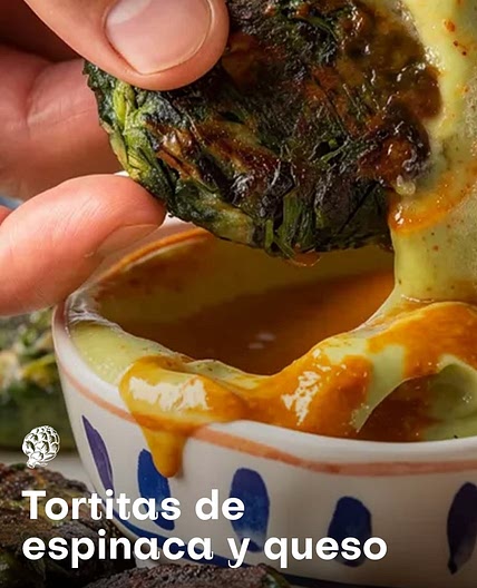 Crujientes por fuera, jugosas por dentro y con un toque de queso fundido 🧀🥬 Estas tortitas de espinacas son la prueba de que los vegetales también pueden conquistar a los más escépticos. Funcionan igual como aperitivo que como cena ligera, se preparan en