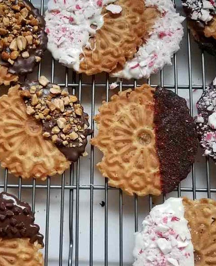 Decorating PIzzelle Cookies