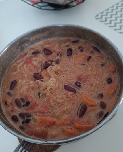 Tom Yum Kokos-Gemüsesuppe mit Glasnudeln