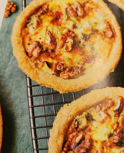 Tartelettes au poireau, comte, parmesan noix