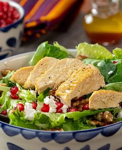 Ensalada con granada, pollo y nuez