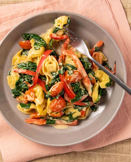 Tomato Parmesan Tortellini with spinach and red bell pepper