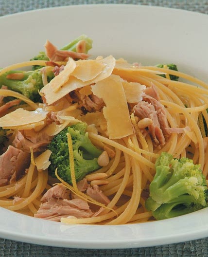 Spaghetti with tuna, lemon and broccoli