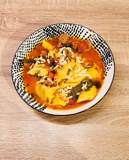 Soupe à l'italienne garnie de tortelloni et épinards