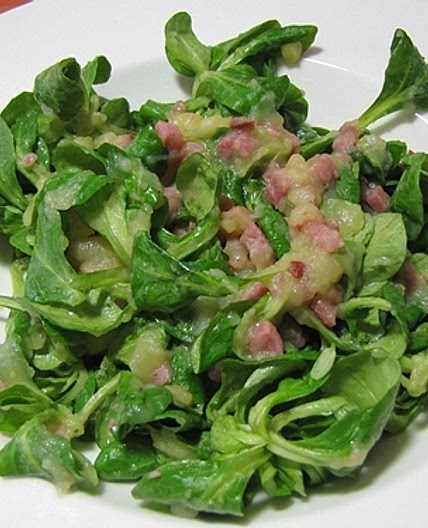Salat mit warmem Speck-Dressing