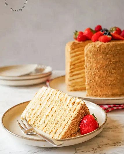 Medovyj slojnyj – geschichtete Honigtorte (nach Mamas Rezept)