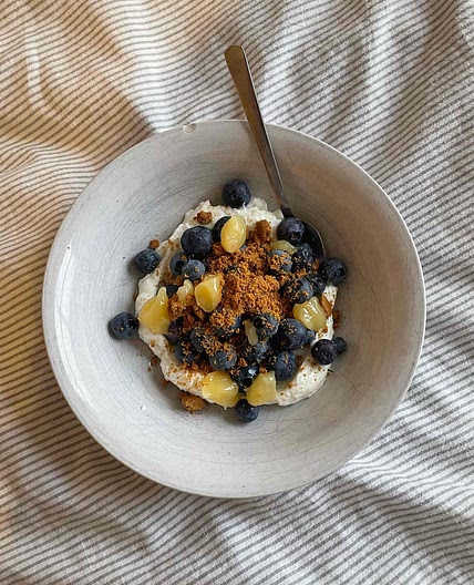 Lemon & blueberry cheesecake yogurt bowl 