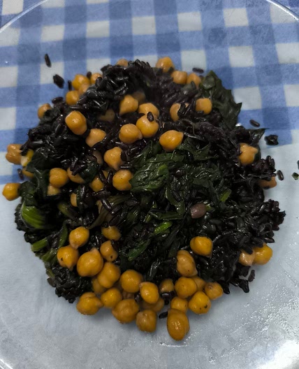 Riso integrale con ceci e spinaci