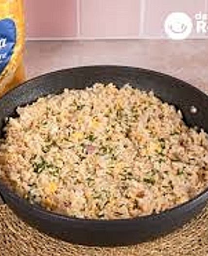 Arroz frito al ajo con chicharos