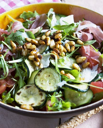 Gemischter grüner Salat mit Zucchini, Pinienkernen und Rohschinken