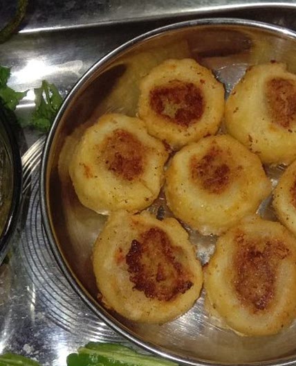 भाकर वड़ी (bhakarwadi recipe in Hindi)