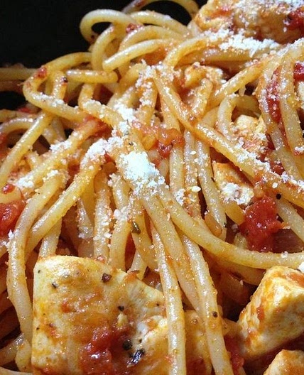 15 Minute Chicken Pasta in a Garlic Tomato Sauce
