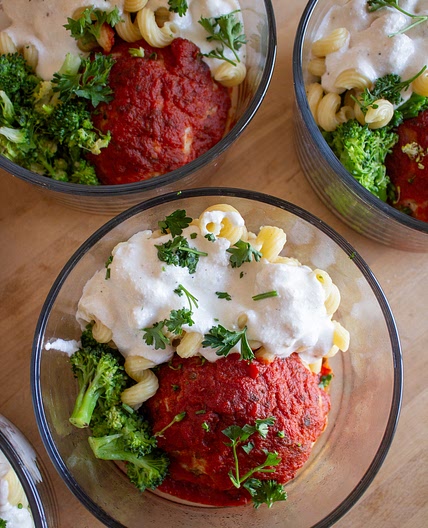 Brokkoli-Parmesan Meatball Bowls
