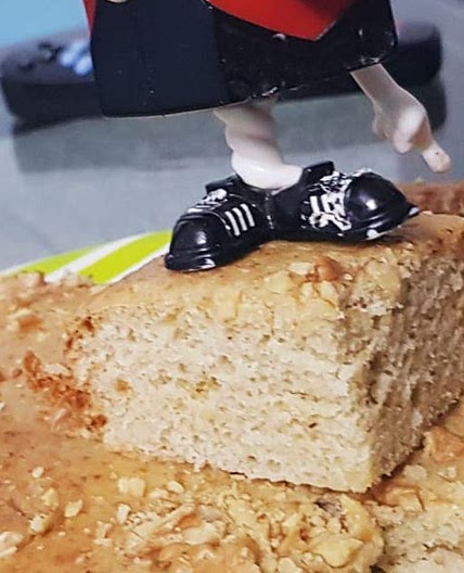 बनाना वॉलनट केक (Banana Walnut Cake Recipe In Hindi)