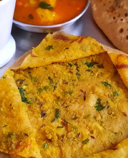 लेफ़्ट ओवर दाल भरी पूरी (dal bhari puri recipe in hindi)