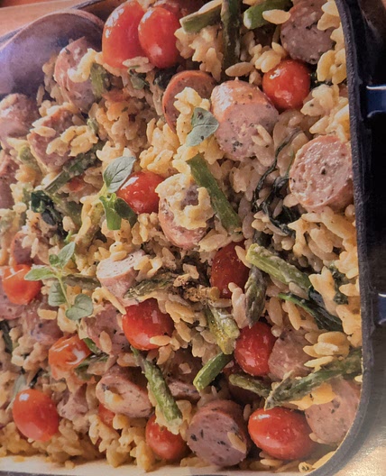 Casserole d'orzo, saucisses et légumes