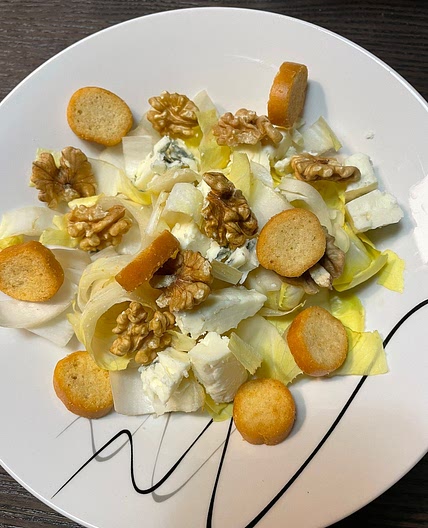 Salade d’endive, noix et roquefort 