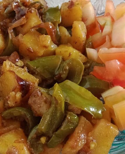 आलू शिमला मिर्च (Aloo Shimla mirch recipe in Hindi)